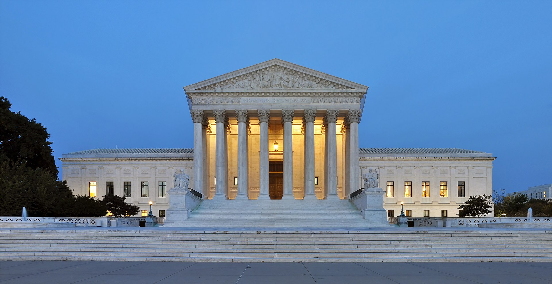 United_States_Supreme_Court_Building_at_Dusk